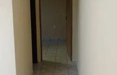 Imagem: A casa possui 1 Dormitório, 1 Banheiro, 1 Vaga na garagem e