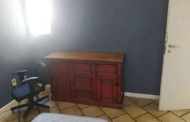 Imagem: O apartamento possui 2 Dormitórios, 1 Banheiro, 1 Vaga na garagem