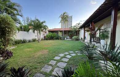 Imagem: A casa possui 3 Dormitórios, 3 Banheiros, 5 Vagas na garagem