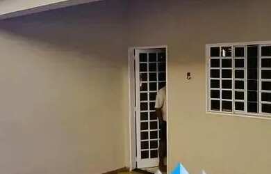 Imagem: A casa possui 2 Dormitórios, 1 Banheiro, 1 Vaga na garagem