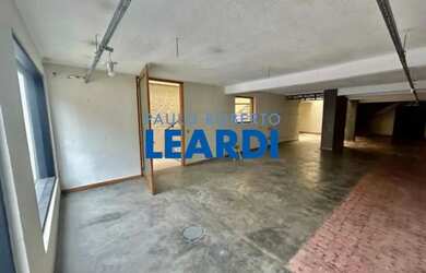 Imagem: O depósito possui 2 Vagas na garagem e 220m² de Área e está