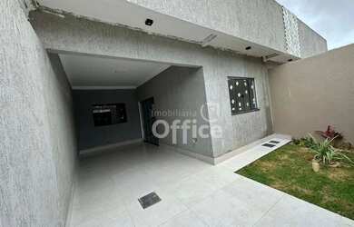 Imagem: A casa possui 3 Dormitórios, 2 Banheiros, 2 Vagas na garagem