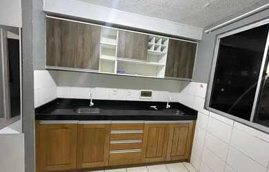 Imagem: O apartamento possui 2 Dormitórios, 1 Banheiro, 1 Vaga na garagem