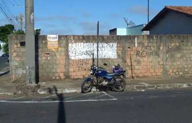 Imagem: O terreno e possui Dormitórios, Suítes, Banheiros, 312-0m²