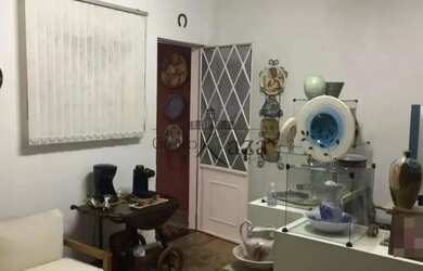 Imagem: A casa possui 5 Dormitórios, 2 Banheiros, 5 Vagas na garagem