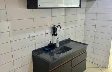 Imagem: O apartamento possui 2 Dormitórios, 1 Banheiro, 1 Vaga na garagem