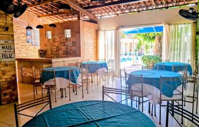 Imagem: A casa possui 5 Dormitórios, Acomodam 30 pessoas, 5 Vagas na