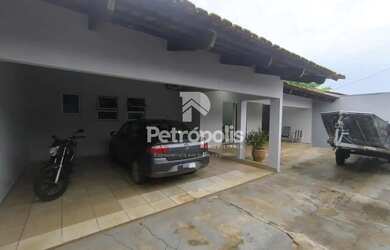 Imagem: A casa possui 3 Dormitórios, 5 Banheiros, 2 Vagas na garagem