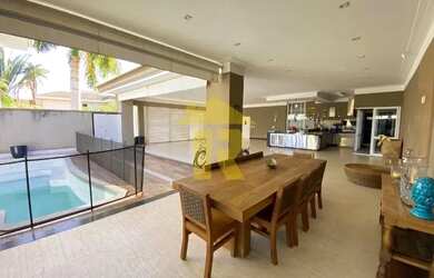 Imagem: A casa em condomínio possui 4 Dormitórios, 5 Banheiros, 4