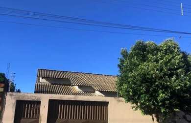 Imagem: A casa possui 3 Dormitórios, 2 Banheiros, 2 Vagas na garagem