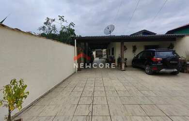 Imagem: A casa possui 3 Dormitórios, 3 Banheiros, 5 Vagas na garagem