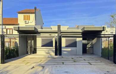 Imagem: A casa possui 2 Dormitórios, 2 Banheiros, 2 Vagas na garagem