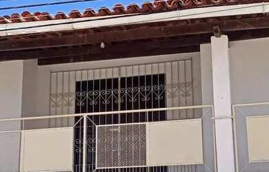 Imagem: A casa possui 4 Dormitórios, 2 Banheiros, 1 Vaga na garagem