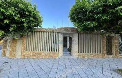 Imagem: A casa possui 3 Dormitórios, 3 Banheiros, 2 Vagas na garagem