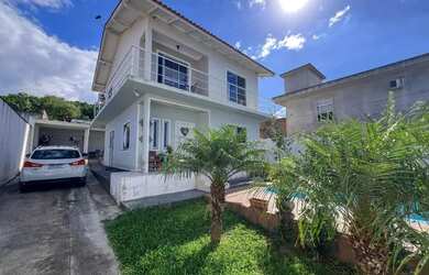 Imagem: A casa possui 3 Dormitórios, 3 Banheiros, 4 Vagas na garagem