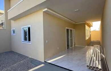 Imagem: A casa possui 3 Dormitórios, 2 Banheiros, 2 Vagas na garagem