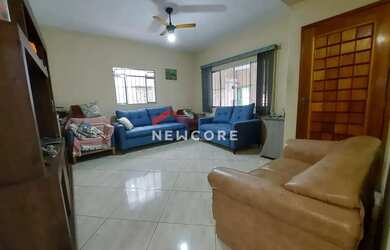 Imagem: A casa possui 5 Dormitórios, 3 Banheiros, 2 Vagas na garagem