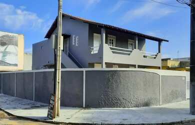 Imagem: A casa possui 5 Dormitórios, 4 Banheiros, 4 Vagas na garagem