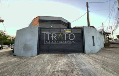 Imagem: A casa possui 3 Dormitórios, 2 Banheiros, 2 Vagas na garagem