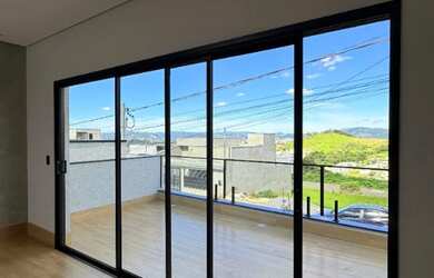 Imagem: A casa possui 3 Dormitórios, 3 Banheiros, 2 Vagas na garagem