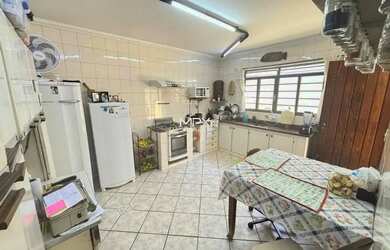 Imagem: A casa possui 3 Dormitórios, 3 Banheiros, 3 Vagas na garagem