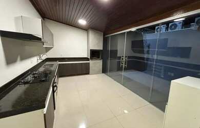 Imagem: A casa em condomínio possui 3 Dormitórios, 2 Banheiros, 2