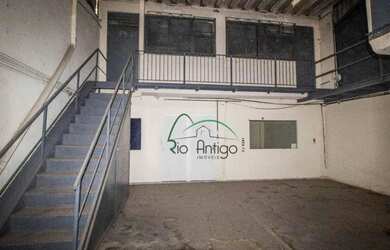 Imagem: O depósito possui 3 Vagas na garagem e 334m² de Área e está