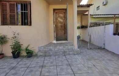 Imagem: A casa possui 2 Dormitórios, 1 Banheiro, 2 Vagas na garagem