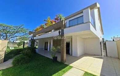 Imagem: A casa possui 4 Dormitórios, 4 Banheiros, 4 Vagas na garagem