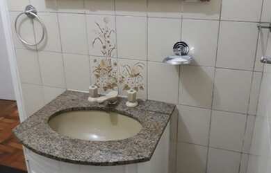 Imagem: O apartamento possui 2 Dormitórios, 1 Banheiro, 1 Vaga na garagem