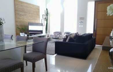 Imagem: A casa possui 3 Dormitórios, 4 Banheiros, 2 Vagas na garagem