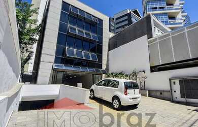 Imagem: O depósito possui 5 Vagas na garagem e 1156m² de Área e está