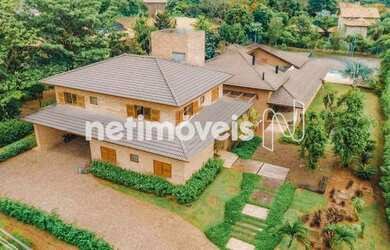 Imagem: A casa em condomínio possui 5 Dormitórios, 5 Banheiros, 3.060m²