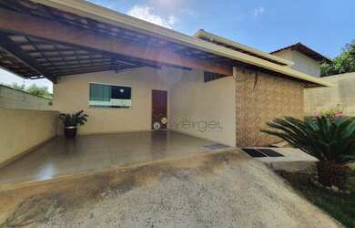 Imagem: A casa possui 3 Dormitórios, 2 Banheiros, 2 Vagas na garagem