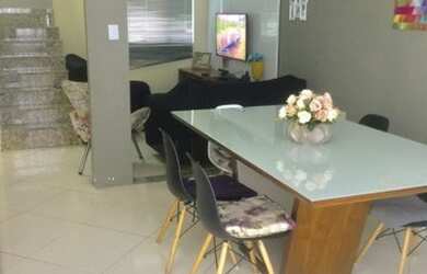 Imagem: A casa possui 3 Dormitórios, 3 Banheiros, 2 Vagas na garagem