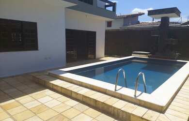 Imagem: A casa possui 4 Dormitórios, 2 Banheiros, 3 Vagas na garagem