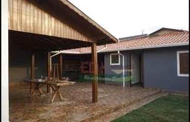 Imagem: A casa possui 3 Dormitórios, 2 Banheiros, 3 Vagas na garagem