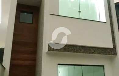 Imagem: A casa possui 3 Dormitórios, 2 Banheiros, 2 Vagas na garagem