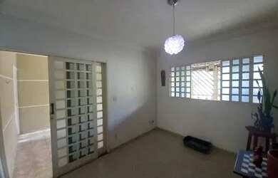 Imagem: A casa possui 3 Dormitórios, 1 Banheiro, 1 Vaga na garagem