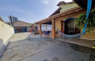 Imagem: A casa possui 3 Dormitórios, 2 Banheiros, 4 Vagas na garagem