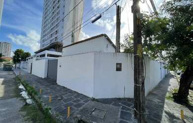 Imagem: A casa possui 4 Dormitórios, 3 Banheiros, 5 Vagas na garagem