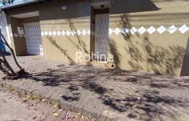 Imagem: A casa possui 3 Dormitórios, 3 Banheiros, 2 Vagas na garagem