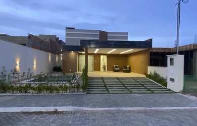 Imagem: A casa possui 3 Dormitórios, 3 Banheiros, 2 Vagas na garagem