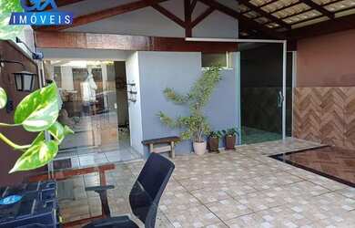 Imagem: A casa possui 2 Dormitórios, 2 Banheiros, 2 Vagas na garagem