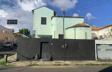 Imagem: A casa possui 3 Dormitórios, 2 Banheiros, 1 Vaga na garagem