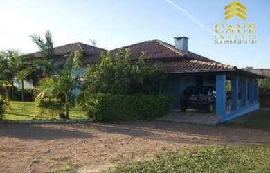 Imagem: A casa em condomínio possui 4 Dormitórios, 3 Banheiros e 2000m²