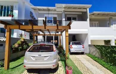 Imagem: A casa possui 3 Dormitórios, 2 Banheiros, 2 Vagas na garagem