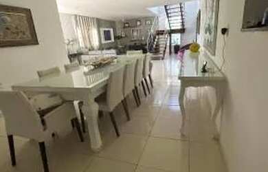 Imagem: A casa possui 4 Dormitórios, 3 Banheiros, 3 Vagas na garagem