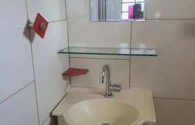 Imagem: A casa possui 1 Dormitório, 1 Banheiro, 1 Vaga na garagem e