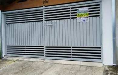 Imagem: A casa possui 2 Dormitórios, 1 Banheiro, 2 Vagas na garagem